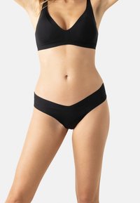 Bralette noir sans coutures avec un décolleté en V, associé à un bas de bikini taille basse assorti. Présente une texture lisse et un style minimaliste.