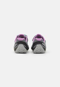 Zapatillas deportivas negras y moradas con una suela texturizada en gris, que cuentan con una parte superior de malla y el logotipo de Merrell en el talón.