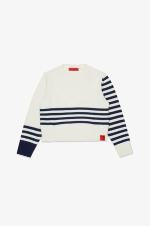 Pull en tricot blanc avec des rayures navy, col rond, manches longues et poignets côtelés. Présente une étiquette rouge en bas à gauche.