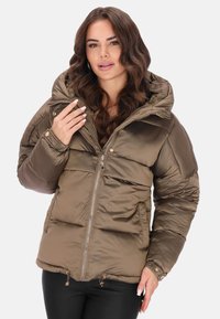 Brązowa kurtka puchowa z kapturem, zapinana na zamek błyskawiczny, z elastycznymi mankietami i sznurkiem ściągającym na dole. Gładka, błyszcząca tkanina z pikowanymi sekcjami.