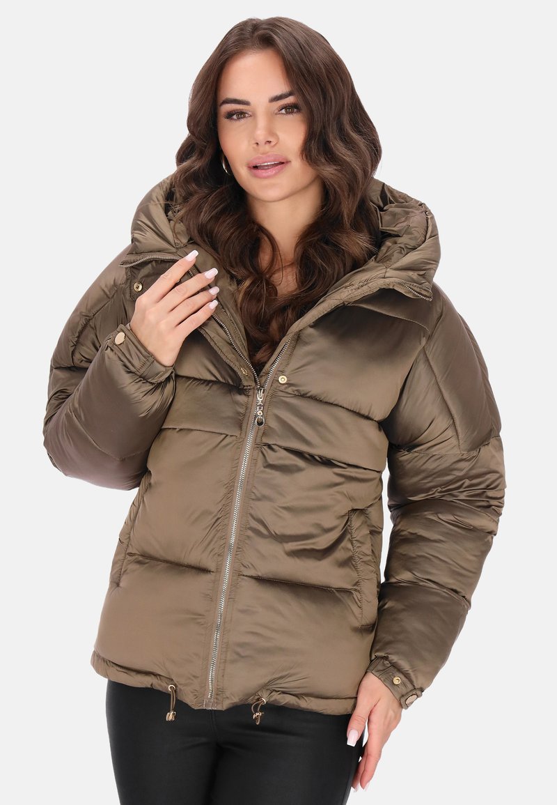 Brązowa kurtka puchowa z kapturem, zapinana na zamek błyskawiczny, z elastycznymi mankietami i sznurkiem ściągającym na dole. Gładka, błyszcząca tkanina z pikowanymi sekcjami.