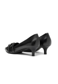 Scarpe nere in pelle con tacco alto e punta affusolata, caratterizzate da una fascia decorativa con dettaglio della fibbia sulla parte centrale del piede.
