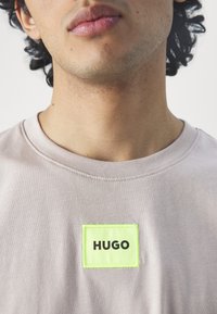 HUGO DIRAGOLINO - Jednoduché tričko - pastel grey