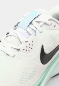Nike Performance STRUCTURE 26 - Tenisice za cestovno trčanje - white/black/barely green/mint foam/cannon