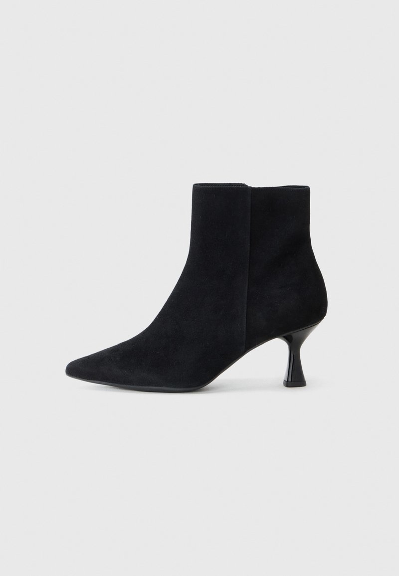 Botte de cheville en suède noir avec un bout pointu et un talon en plastique sculpté. Texture lisse avec un design minimaliste et des côtés sans couture.