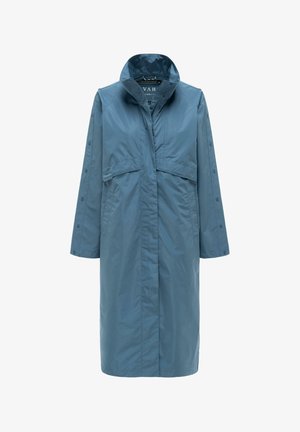 Langer blauer Regenmantel mit hohem Kragen, verdecktem Reißverschluss vorne, mit Knöpfen versehenen Klappentaschen und Druckknöpfen an den Ärmeln.