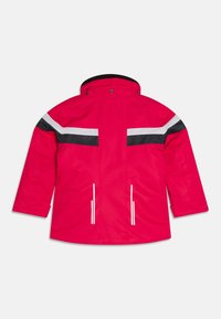 Rote wasserdichte Jacke mit hohem Kragen, schwarzen und weißen horizontalen Streifen über der Brust und reflektierenden Details an den Fronttaschen.