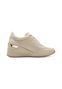 Baskets compensées en cuir beige clair avec côtés perforés, fermeture à lacets, un accent doré brillant sur le talon et semelle en caoutchouc texturée.