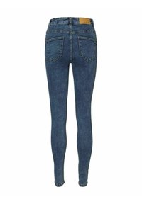 Úzké modré džíny s vysokým pasem, s zadními kapsami a hnědou koženou značkovou visačkou v pase. Hladká textura.