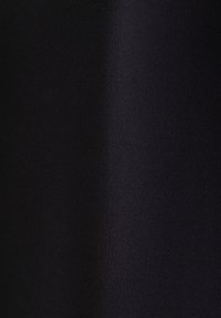 Zwart stof met een gladde textuur en een lichte glans, met een doorlopende, uniforme patroon. Subtiele variaties in licht over het oppervlak.