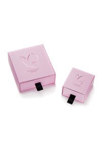 Két rózsaszín papírdoboz, az egyik nagyobb, a másik kisebb, mindkettőn kihúzó fül található, és a tetején domborított pillangó mintázat látható.