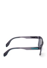 Occhiali da sole sportivi grigi con lenti scure, caratterizzati da un design elegante e un accento turchese sulla tempia per una maggiore visibilità e stile.