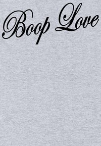 Šedá látka s hladkým povrchem, na které je velkým černým kurzívním písmem napsáno "Boop Love". Jednoduchý a minimalistický design.