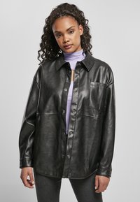 Veste chemise noire en cuir synthétique avec un devant à boutons, une poche poitrine et une coupe décontractée. Texture lisse avec une finition brillante.