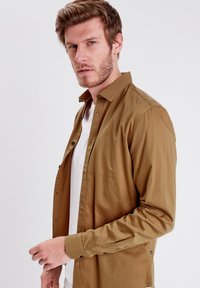 BONOBO Jeans MIT LANGEN ÄRMELN - Camicia - vert kaki