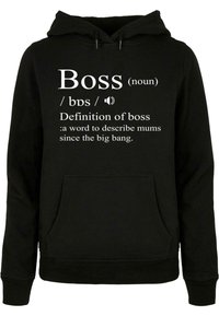 Černá mikina s klokaní kapsou, s bílým nápisem definujícím "Boss" a jeho kontext. Měkká tkanina, nastavitelné tkaničky na kapuci.