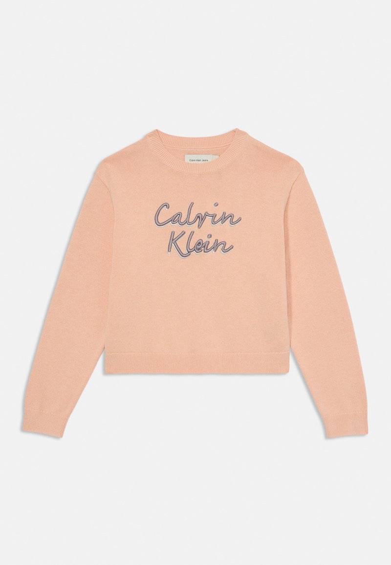 Rosa strikkegenser med ribbestrikket rund hals. Har "Calvin Klein" brodert i grått, kort design og tettsittende mansjetter.