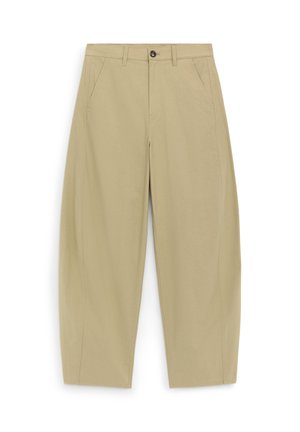 Beżowe spodnie o prostych nogawkach z szlufkami na pasek, zapięciem na guziki z przodu, zamkiem błyskawicznym i bocznymi kieszeniami.