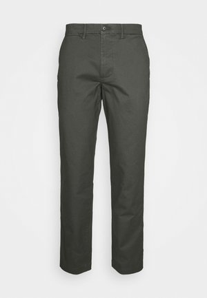 Calças de algodão verde-escuras com um corte direito, apresentando fecho com botão, bolsos frontais e uma textura suave.