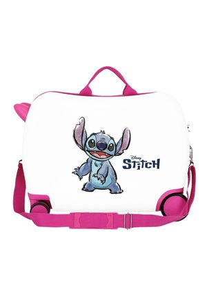 Maleta rígida blanca con asa, correa y ruedas rosas que presenta un colorido personaje de Stitch y el logo de Disney Stitch.