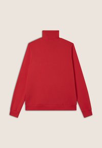 Sweatshirt rosso a collo alto con maniche lunghe, realizzato in tessuto morbido. Ha un colletto aderente e polsini e orlo ribattuti. Design semplice, senza pattern.