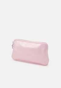 Petite pochette rose brillante avec une fermeture éclair argentée, présentée sur un fond blanc uni.