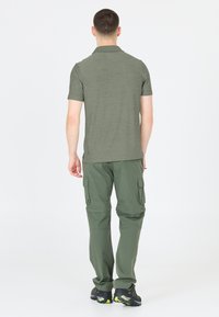 Herre olivengrøn polo shirt med struktureret finish, parret med cargobukser i en matchende farve, der har lommer og justerbare ærmer.