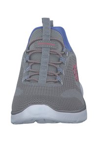 Chaussure de sport Skechers en maille grise avec des lacets élastiques, une languette de traction, des coutures roses, un intérieur bleu et une semelle blanche, vue de face.