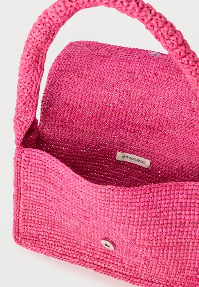 Sac à main rose vif au crochet avec rabat, fermoir magnétique, anse arrondie et petite étiquette intérieure.