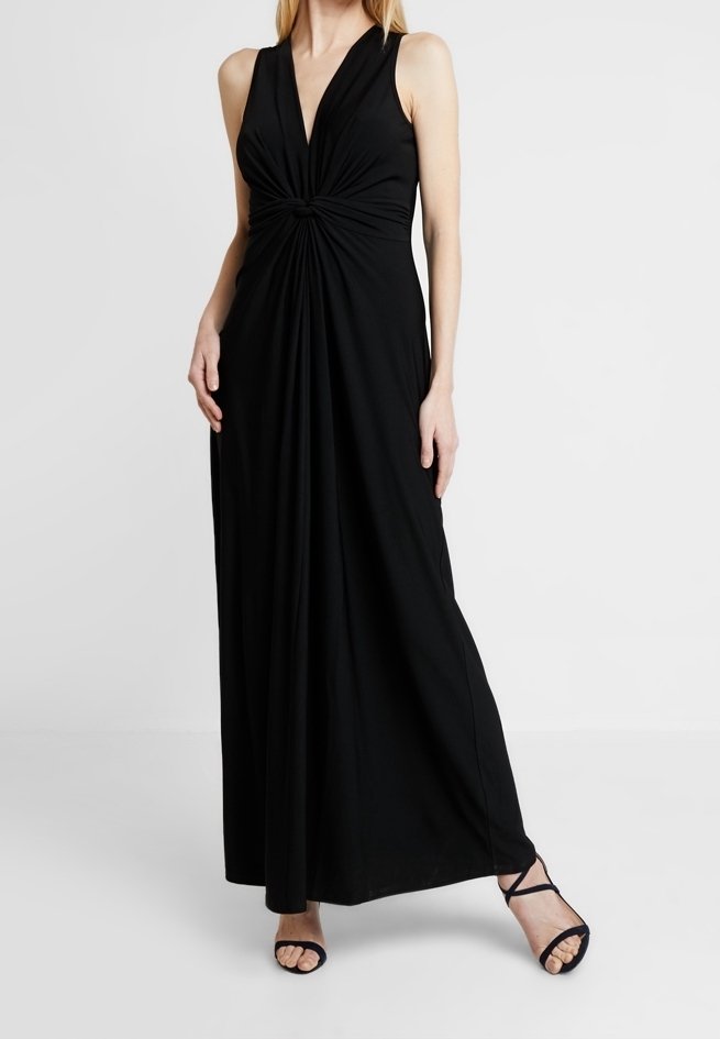 Musta, hihaton maksimekko, jossa syvä V-pääntie ja vyötäröllä solmittu kerätty yksityiskohta, valmistettu sileästä, virtaavasta kankaasta ja lattiaan ulottuvalla mallilla.