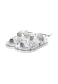 Stříbrné tkané sandály se dvěma širokými popruhy, polstrovanou podešví a nastavitelným kotníkovým páskem. Hladký povrch a plochý profil.