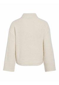 Kreemikas kudumist kampsun, millel on soonikkoes krae ja mansetid, langetatud õlad ja kastikujuline lõige, millel on tekstuurse mustriga kude lisatud detailide jaoks.