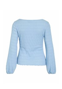Blusa azzurro chiaro con un design testurizzato e arricciato. Ha maniche lunghe a sbuffo e una scollatura ampia, offrendo una silhouette aderente.