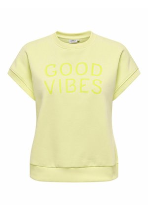 Pastelno rumena majica s kratkimi rokavi in zavihanimi manšetami ter napisom "GOOD VIBES" v velikih, svetlejših rumenih črkah čez prsni koš.