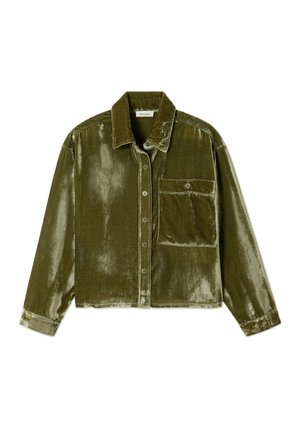 Olivzaļš samta ar garām piedurknēm pogājams krekls ar apkakli un vienu pogājamu krūšu kabatu.