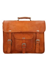 Brun lædersatchel med klaplukning, to frontremme, en forlommer og et topgreb. Glat tekstur med sølvfarvede hardware-accents.