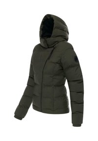 Tamsiai žalia pūkinė striukė su kapišonu, užtrauktuku priekyje ir raštuotomis rankovėmis. Papildoma savybė – siūlėmis formuotos dalys ir apvalus logotipo užrašas ant rankovės.