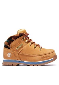 Brązowy skórzany but turystyczny z złotymi oczkami, wielokolorowym wyściółką i niebieską podeszwą. Posiada logo Timberland po boku i na języku.