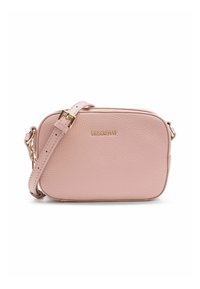 Borsa a tracolla in pelle rosa testurizzata con tracolla rimovibile. Presenta un logo dorato sul fronte e una forma rettangolare.