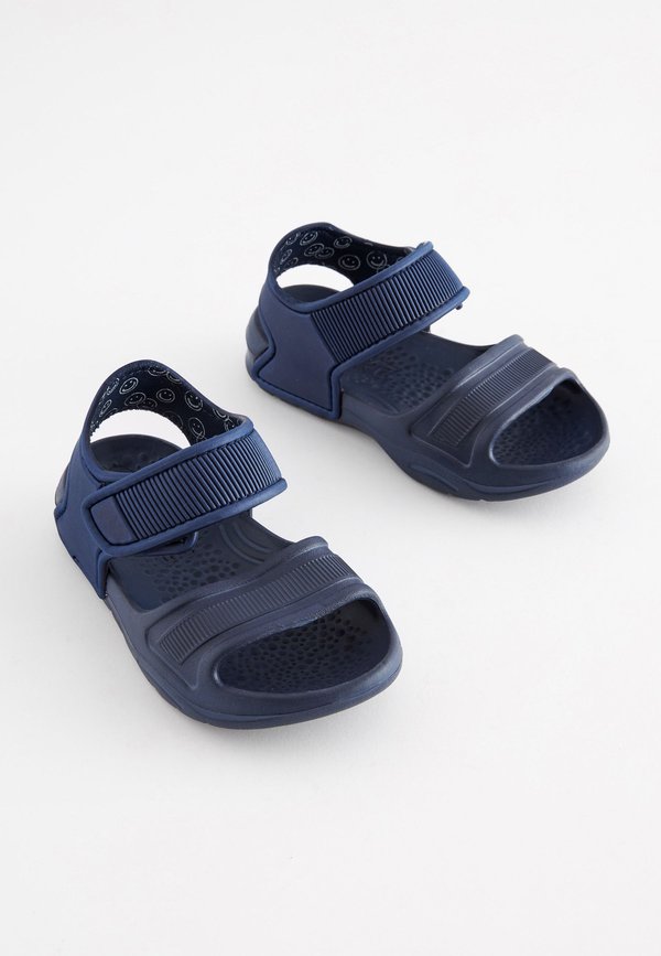 YOUNGER – Badesandale