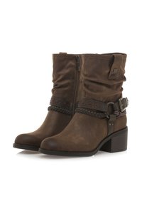 Brązowe zamszowe botki za kostkę o luźnym kroju, z bocznym zamkiem błyskawicznym, grubym obcasem, plecionym paskiem i dekoracyjnym haftem na pasku.