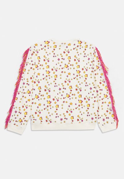 Hvit genser med fargerike stjernemønstre i gul, rosa og rød. Rosa frynser på ermene. Standard design med rund hals.