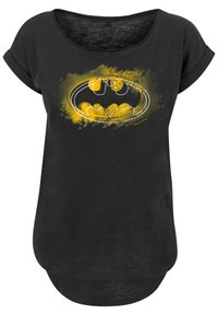 Svart T-skjorte med et gult og hvitt Batman-logo design. Korte rullet ermer og en rund nederkant gir en avslappet passform.