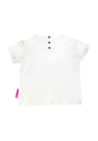T-shirt bianca a maniche corte in cotone con scollatura rotonda, dotata di tre bottoni viola sul retro e di un piccolo etichetta rosa di lato.