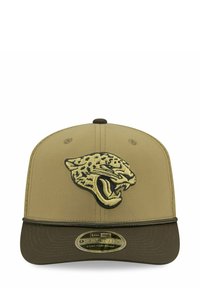 Khaki-Kappe mit gebogenem Schirm, versehen mit einem gestickten Jaguar-Kopf in Gold und Schwarz. Aus Stoff gefertigt; verfügt über einen flexiblen Druckverschluss.