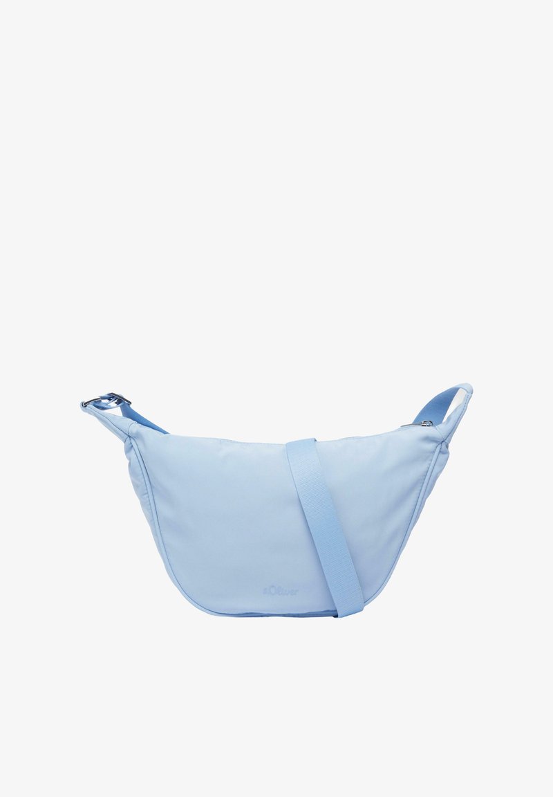 Hobo-stijl tas van lichtblauwe stof met een gladde textuur, verstelbare schouderriem en een ritsluiting aan de bovenkant. Voorzien van een reliëf logo detail.