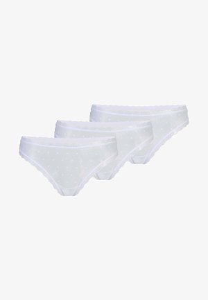 Drie witte damesslips met kanten rand en een klein stippenpatroon, naast elkaar gelegd op een witte achtergrond.