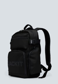 Zaino nero con numerose tasche con zip, realizzato in tessuto resistente. Presenta spallacci imbottiti e una grande maniglia di trasporto.