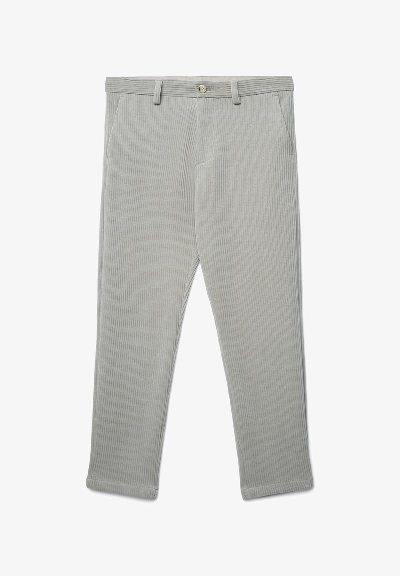 Pantaloni in corda grigia chiara con taglio dritto, tasche frontali e chiusura a un bottone in vita. Superficie testurizzata con ribattiture verticali.