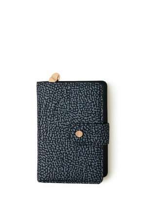 Portefeuille noir et gris à motif avec un bouton-pression doré et un curseur de fermeture éclair, fermé par une sangle à languette sur fond blanc.